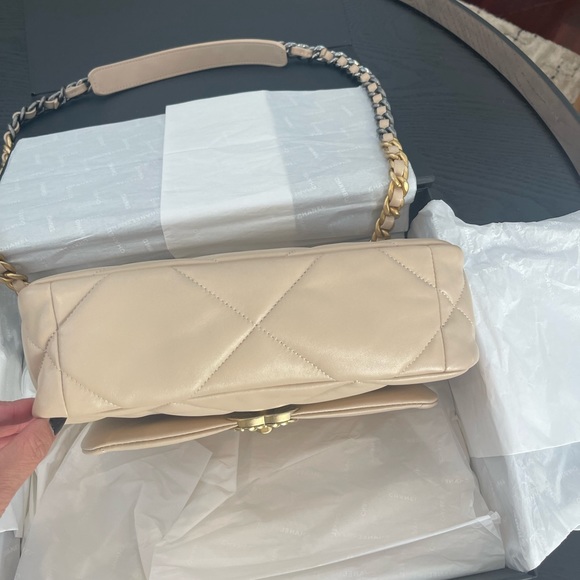 *SOLD* NIB w/Tags, Chanel Medium 19 Shoulder Bag - Picture 4 of 7